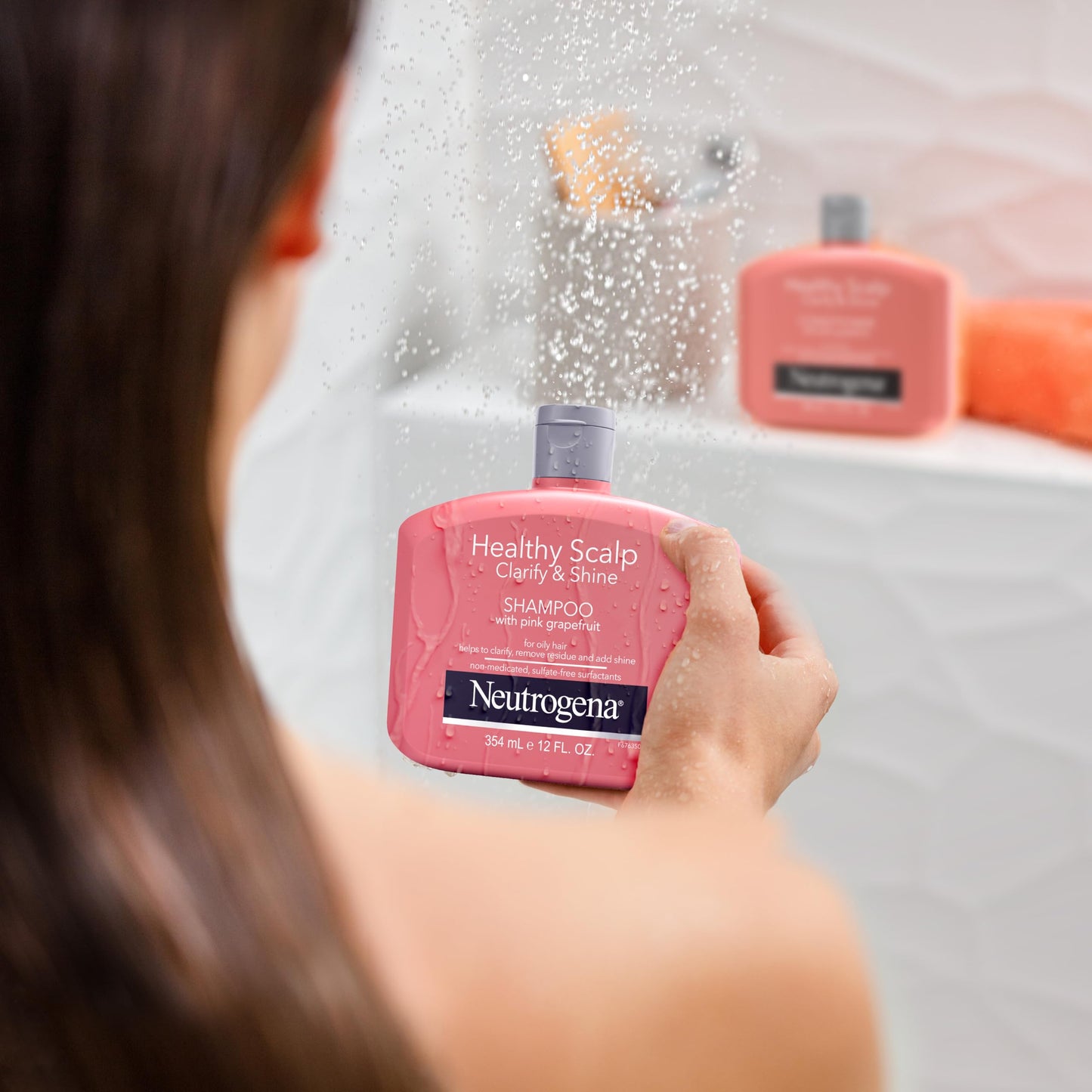 Neutrogena Exfoliating Healthy Scalp Clarifying Shampoo for Oily Hair & Scalp, Pink Grapefruit pH-Balanced Anti-Residue Formula Adds Shine, Sulfate, Paraben & Phthalate-Free, Color-Safe, 12 Fl Oz